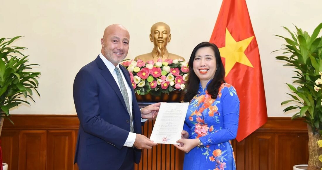 Thứ trưởng Ngoại giao Lê Thị Thu Hằng trao giấy phép cho ông Damien Cave, phóng viên thường trú, trưởng đại diện văn phòng thường trú báo New York Times tại Việt Nam. Ảnh: Báo Thế giới và Việt Nam