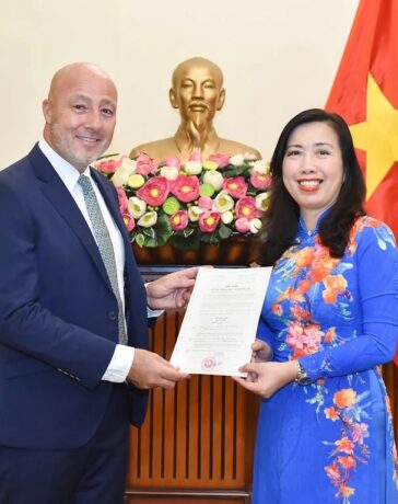 Thứ trưởng Ngoại giao Lê Thị Thu Hằng trao giấy phép cho ông Damien Cave, phóng viên thường trú, trưởng đại diện văn phòng thường trú báo New York Times tại Việt Nam. Ảnh: Báo Thế giới và Việt Nam
