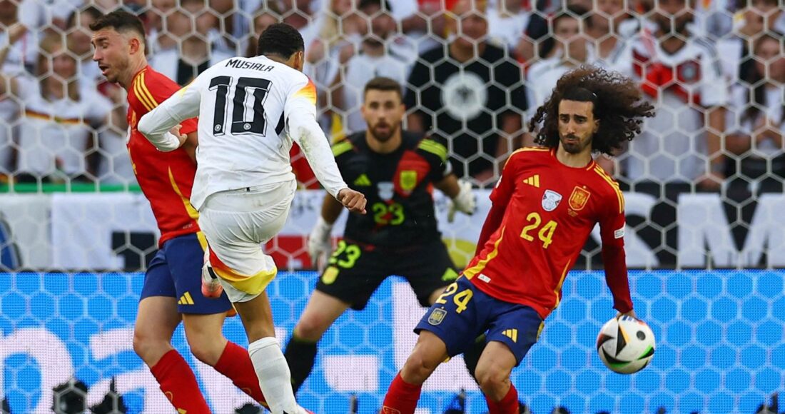 Jamal Musiala sút bóng trúng tay Marc Cucurella trong trận tứ kết Euro 2024, Tây Ban Nha 2-1 Đức hôm 5/7. Ảnh: Reuters