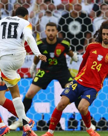 Jamal Musiala sút bóng trúng tay Marc Cucurella trong trận tứ kết Euro 2024, Tây Ban Nha 2-1 Đức hôm 5/7. Ảnh: Reuters