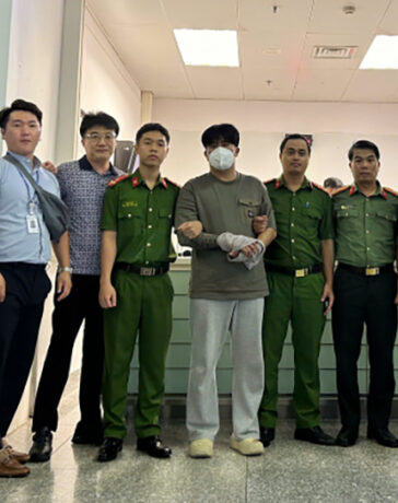 Công an quận Đống Đa bàn giao nghi phạm cho Cơ quan Cảnh sát Quốc gia Hàn Quốc. Ảnh: CAND