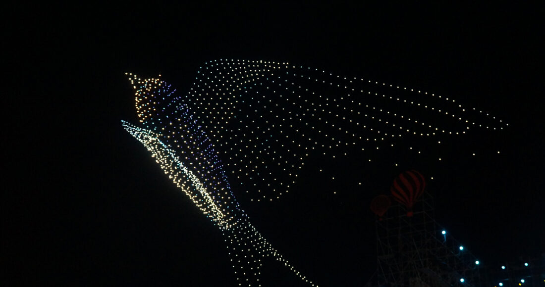 Các drone trình diễn hình ảnh chim yến bay lên bầu trời trong đêm khai mạc Festival Biển Nha Trang - Khánh Hoà 2023. Ảnh: Bùi Toàn