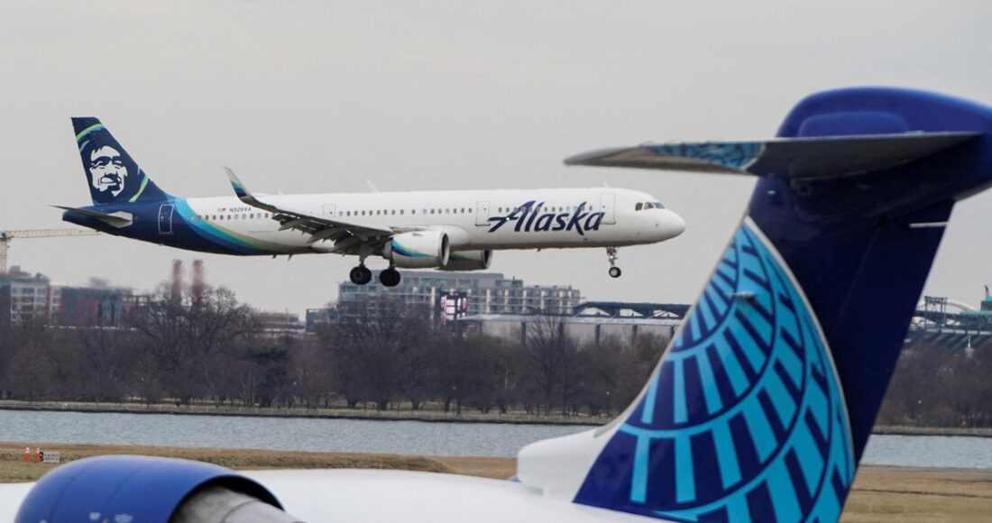 Một máy bay của hãng Alaska Airlines chuẩn bị đáp xuống sân bay ở Arlington, Virginia, hồi tháng 1/2022. Ảnh: Reuters