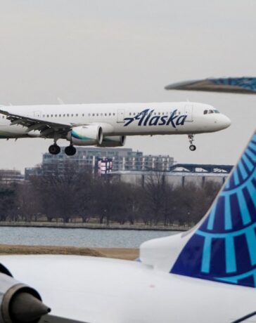Một máy bay của hãng Alaska Airlines chuẩn bị đáp xuống sân bay ở Arlington, Virginia, hồi tháng 1/2022. Ảnh: Reuters