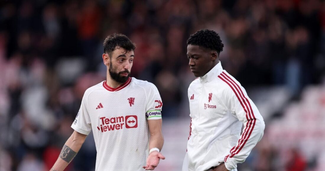 Fernandes (trái) và Mainoo trong một trận Ngoại hạng Anh cùng Man Utd ở mùa 2023-2024. Ảnh: AFP