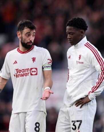 Fernandes (trái) và Mainoo trong một trận Ngoại hạng Anh cùng Man Utd ở mùa 2023-2024. Ảnh: AFP