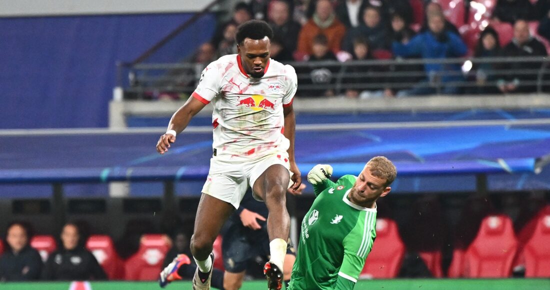 Thủ môn Di Gregorio (áo xanh) trong tình huống bị xác định dùng tay cản bóng ngoài vòng cấm và lĩnh thẻ đỏ. Ảnh: RB Leipzig