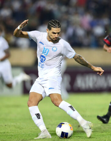Hendrio dứt điểm trong trận Nam Định hòa Bangkok United ở lượt hai bảng G AFC Champions League Two tối 2/10. Ảnh: Lâm Thỏa