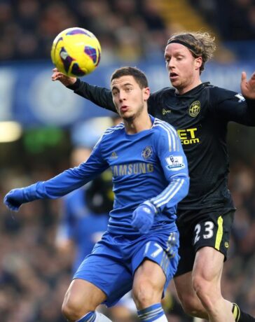 Ronnie Stam (phải) tranh bóng với Eden Hazard trong trận Ngoại hạng Anh giữa Chelsea với Wigan tháng 1/2022. Ảnh: ANP