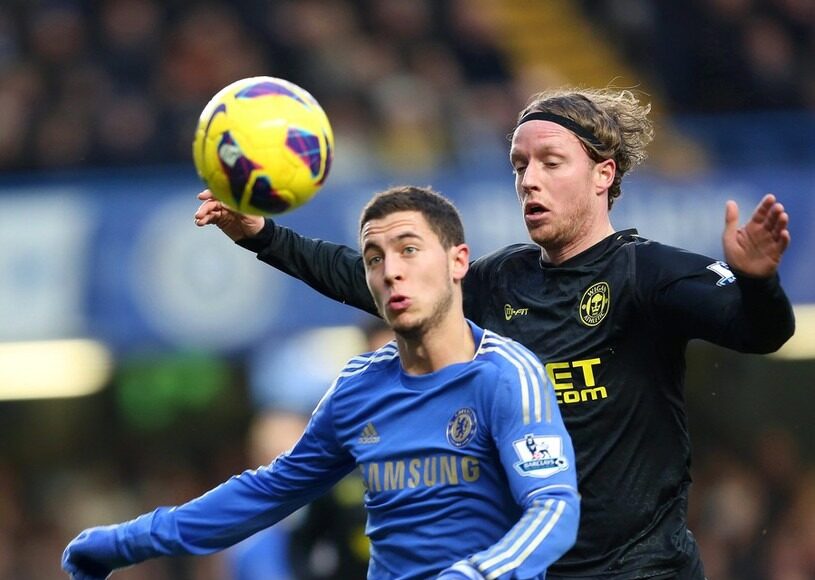 Ronnie Stam (phải) tranh bóng với Eden Hazard trong trận Ngoại hạng Anh giữa Chelsea với Wigan tháng 1/2022. Ảnh: ANP