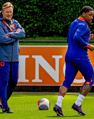HLV Ronald Koeman và tiền đạo Steven Bergwijn trong một buổi tập ở tuyển Hà Lan. Ảnh: AD.nl