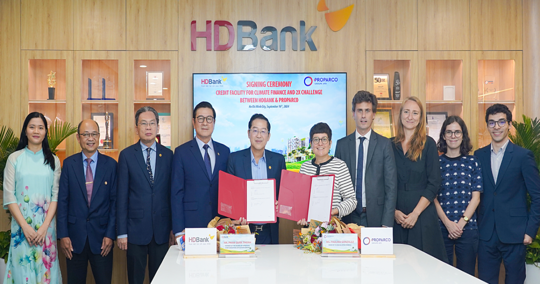Đại diện HDBank nhận khoản tín dụng 50 triệu USD từ Proparco trong sự kiện ngày 16/9. Ảnh: HDBank