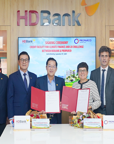 Đại diện HDBank nhận khoản tín dụng 50 triệu USD từ Proparco trong sự kiện ngày 16/9. Ảnh: HDBank