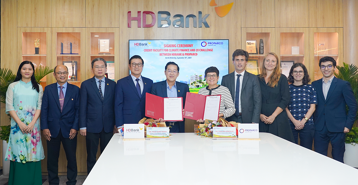 Đại diện HDBank nhận khoản tín dụng 50 triệu USD từ Proparco trong sự kiện ngày 16/9. Ảnh: HDBank