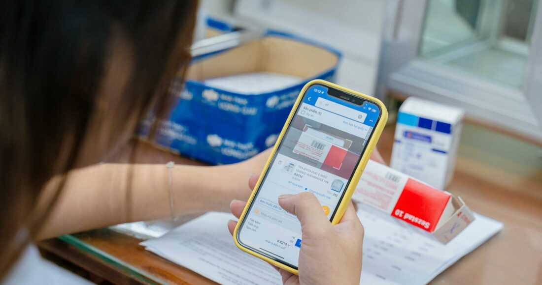 Với vài thao tác trên điện thoại, dược sĩ Long Châu có thể xử lý đơn thuốc trong tích tắc. Ảnh: FPT Long Châu