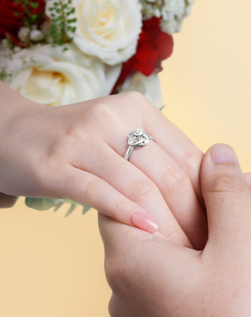 Nhẫn kim cương vàng trắng 14K trong bộ sưu tập Timeless Diamond của PNJ mang ý nghĩa tình yêu bền vững, gắn kết lâu dài. Ảnh: PNJ