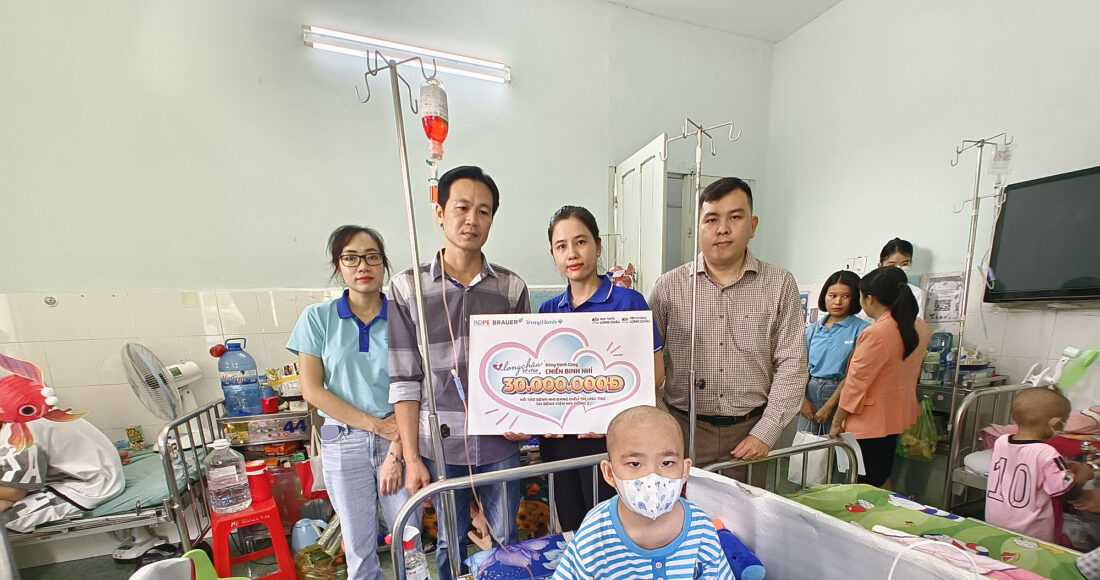 Quỹ Hy Vọng cùng FPT Long Châu hỗ trợ kinh phí chữa trị cho bệnh nhi ung thư. Ảnh: K.A