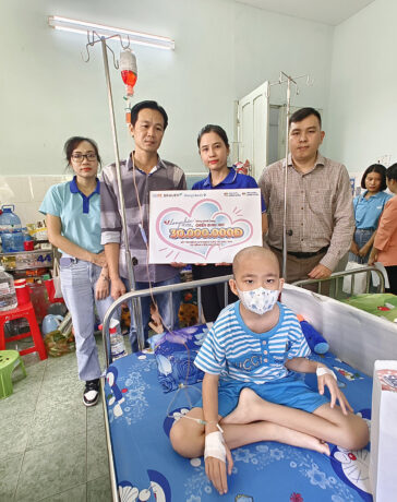 Quỹ Hy Vọng cùng FPT Long Châu hỗ trợ kinh phí chữa trị cho bệnh nhi ung thư. Ảnh: K.A