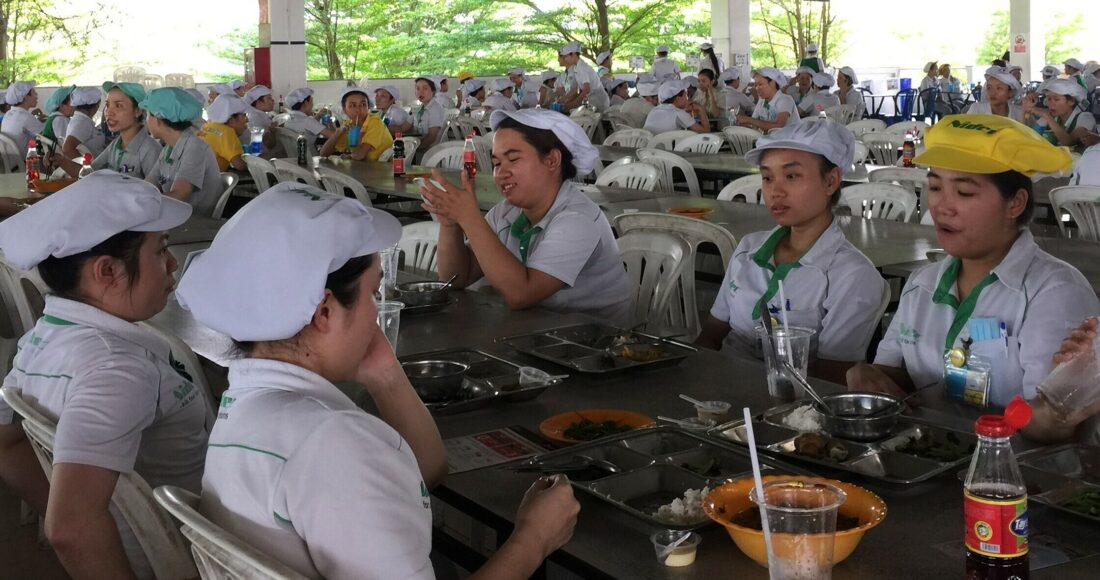 Công nhân Nidec Việt Nam trong giờ ăn ca. Ảnh: Lê Tuyết