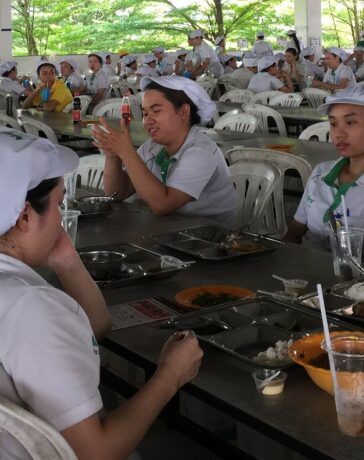 Công nhân Nidec Việt Nam trong giờ ăn ca. Ảnh: Lê Tuyết
