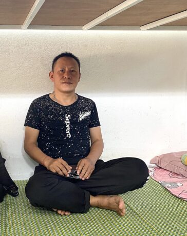 Anh Vừ A Của tại chỗ ở miễn phí tại ngõ số 4 đường Cầu Bươu, xã Tả Thanh Oai, huyện Thanh Trì, Hà Nội trưa 24/9. Ảnh: Quỳnh Nguyễn