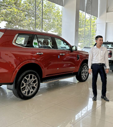 Nhân viên tư vấn cho khách tại một đại lý Ford ở TP HCM. Ảnh: Phạm Trung