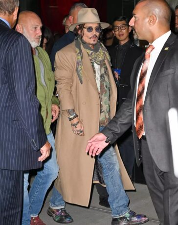 Johnny Depp diện áo khoác dài phối cùng giày họa tiết sơn phun tại sự kiện ngày 30/9. Ảnh: GC Images