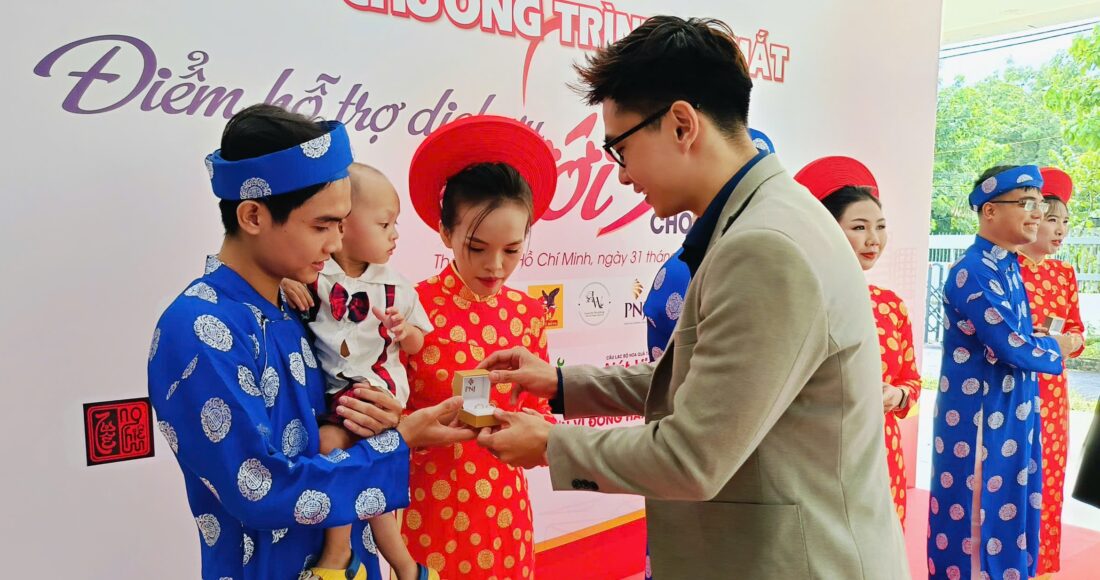 Lễ trao nhẫn tại chi nhánh TP HCM. Ảnh: Đăng Khang