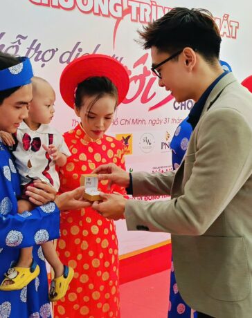 Lễ trao nhẫn tại chi nhánh TP HCM. Ảnh: Đăng Khang
