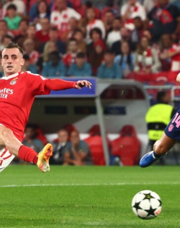 Kerem Arturkoglu (trái) mở tỷ số trận Benfica 4-0 Atletico tối 2/10. Ảnh: AP