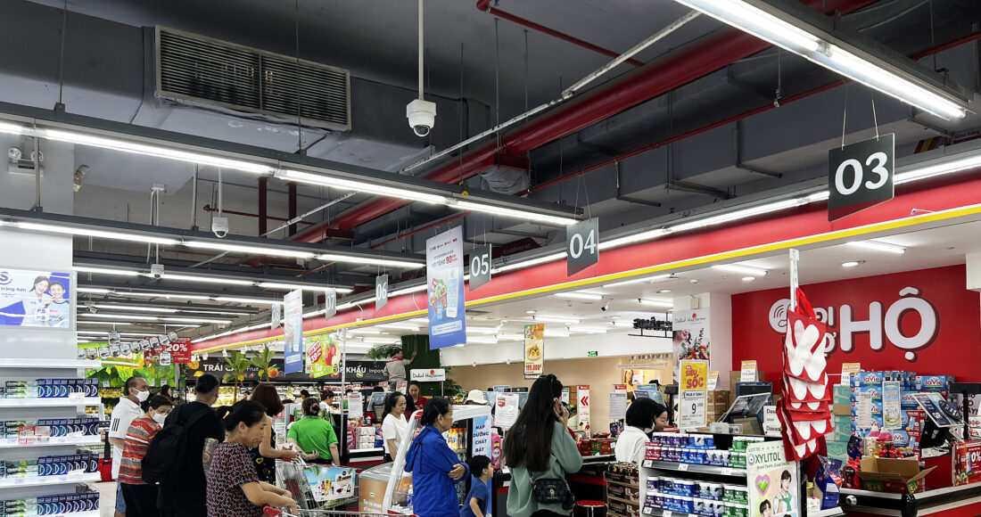 Khách mua sắm tại một siêu thị WinMart dịp cuối tuần trong năm 2024. Ảnh;