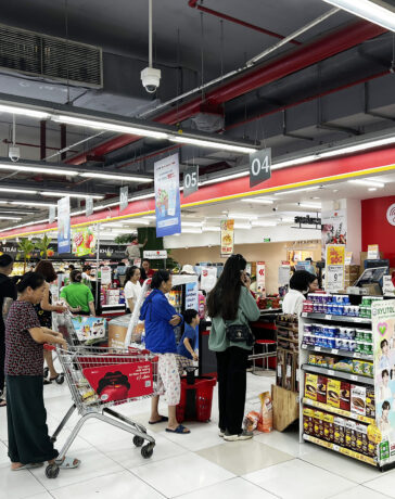 Khách mua sắm tại một siêu thị WinMart dịp cuối tuần trong năm 2024. Ảnh;