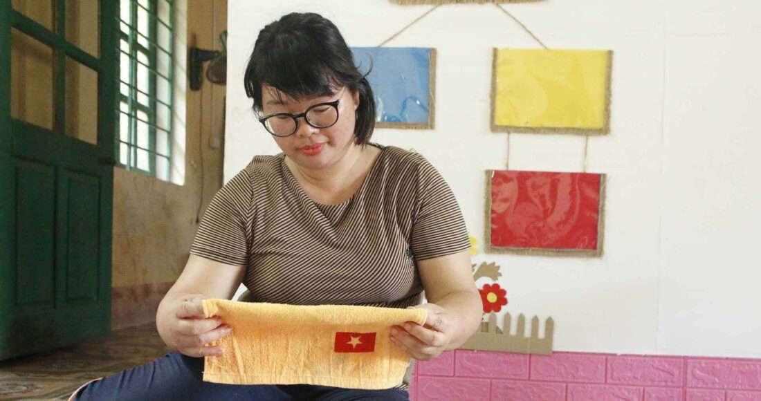 Cô Hoàng Thị Nự đang sắp xếp đồ dùng của học sinh đã mất để gửi về cho người thân. Ảnh: Thanh Hằng