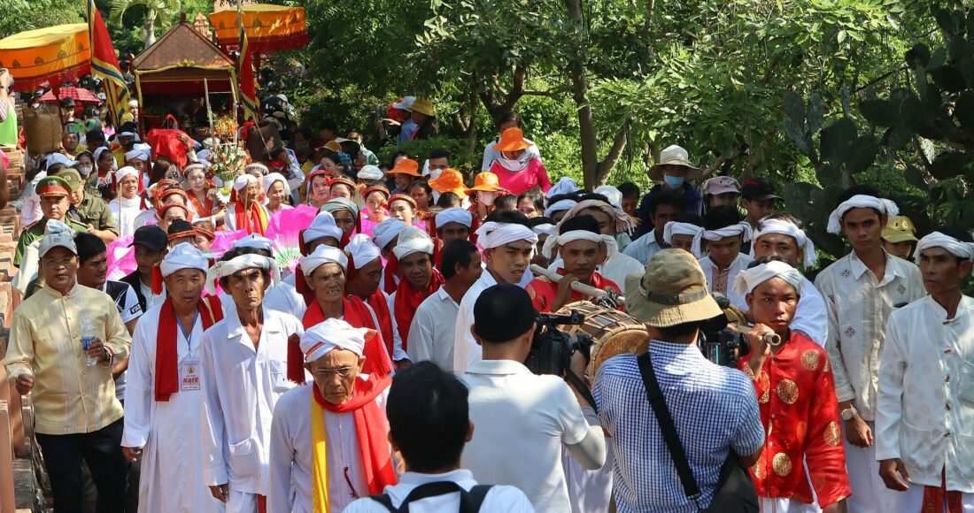 Các sư cả và đồng bào Chăm rước y trang của nữ thần lên tháp Pô Sah Inư (TP Phan Thiết) trong lễ hội Ka tê, sáng 2/10. Ảnh: Việt Quốc