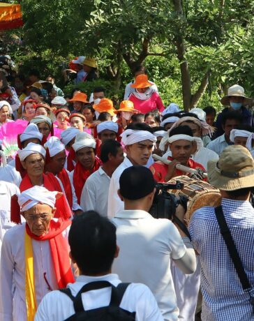Các sư cả và đồng bào Chăm rước y trang của nữ thần lên tháp Pô Sah Inư (TP Phan Thiết) trong lễ hội Ka tê, sáng 2/10. Ảnh: Việt Quốc
