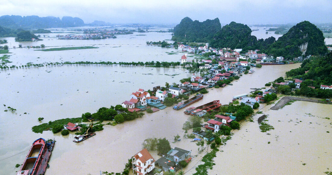 Hàng trăm hộ dân ở xã Gia Thịnh, huyện Gia Viễn đã bị ngập do nước sông Hoàng Long dâng cao. Ảnh: Lam Sơn
