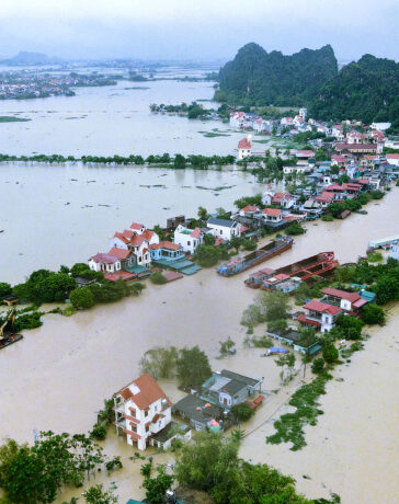 Hàng trăm hộ dân ở xã Gia Thịnh, huyện Gia Viễn đã bị ngập do nước sông Hoàng Long dâng cao. Ảnh: Lam Sơn