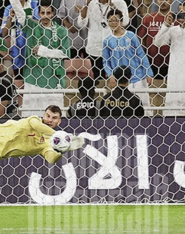 Maarten Paes cản phá cú đá phạt đền của Salem Al Dawsari, trong trận Indonesia hòa Arab Saudi 1-1, ở lượt ra quân bảng C vòng loại ba World Cup 2026. Ảnh: PSSI