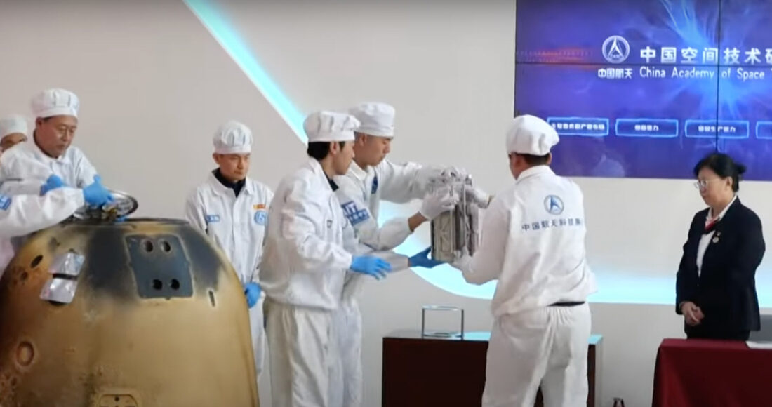 Các kỹ thuật viên lấy mẫu vật thu thập ở phía xa Mặt Trăng từ khoang tàu Hằng Nga 6. Ảnh: CCTV