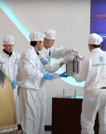 Các kỹ thuật viên lấy mẫu vật thu thập ở phía xa Mặt Trăng từ khoang tàu Hằng Nga 6. Ảnh: CCTV