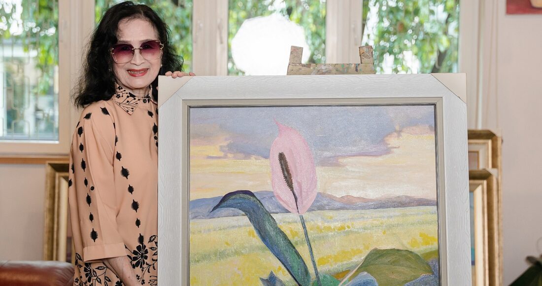 Nghệ sĩ Trà Giang bên bức tranh Hồn quê. Ảnh: Nhân vật cung cấp