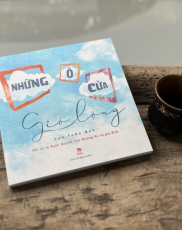 Bìa cuốn Những ô cửa gió lộng. Ảnh: Nhà xuất bản cung cấp