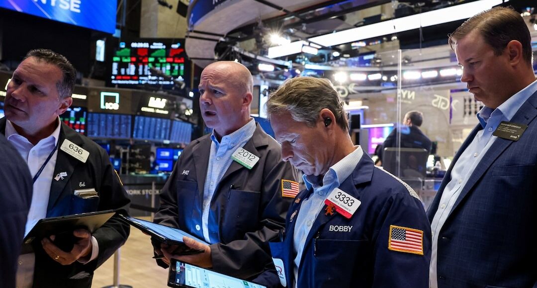 Nhân viên giao dịch trên Sàn chứng khoán New York (NYSE). Ảnh: Reuters