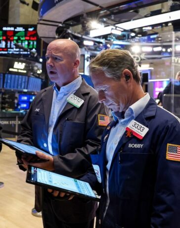 Nhân viên giao dịch trên Sàn chứng khoán New York (NYSE). Ảnh: Reuters