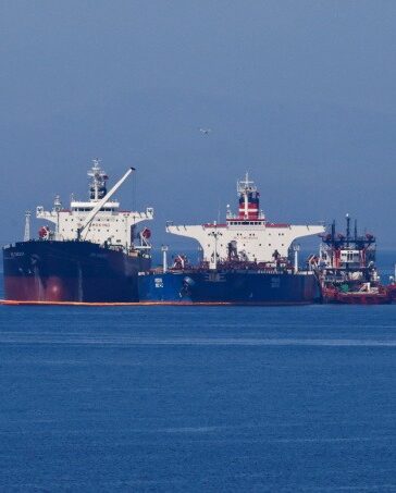 Dầu thô đang được chuyển giữa hai tàu dầu treo cờ Iran và Liberia ở ngoài khơi Hy Lạp. Ảnh: Reuters