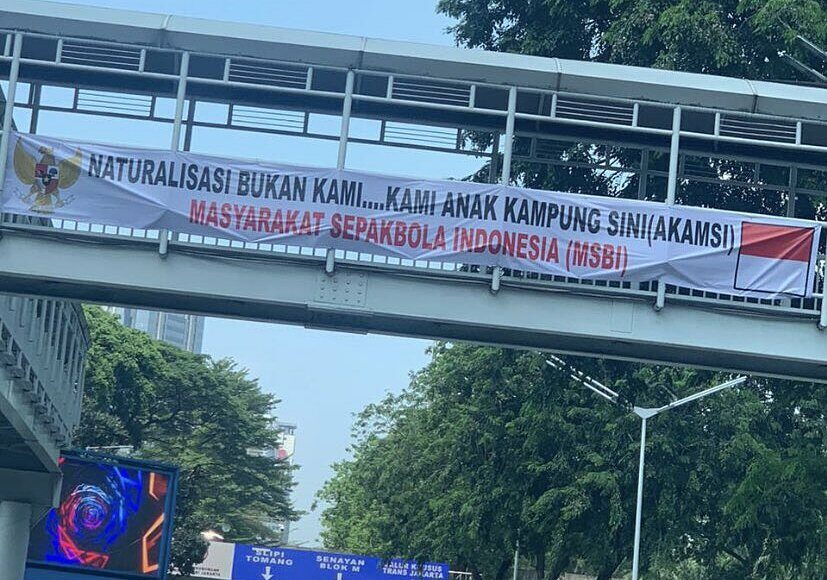 Biểu ngữ phản đối cầu thủ nhập tịch ở cầu vượt dành cho người đi bộ tại thủ đô Jakarta, Indonesia. Ảnh X/Endragnwn
