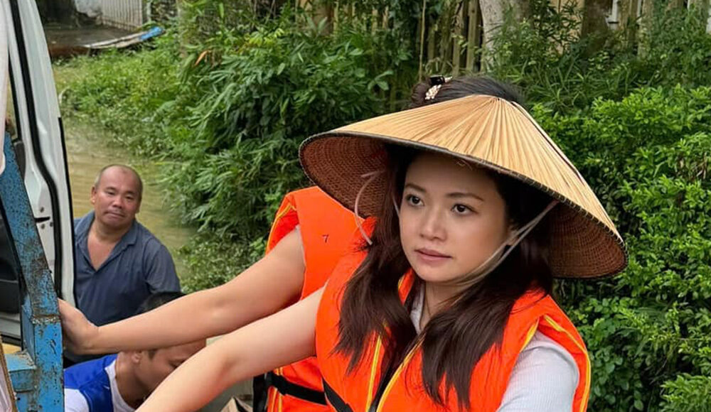 Diễn viên Kiều Anh ở vùng lũ hôm 10/9. Ảnh: Nhân vật cung cấp