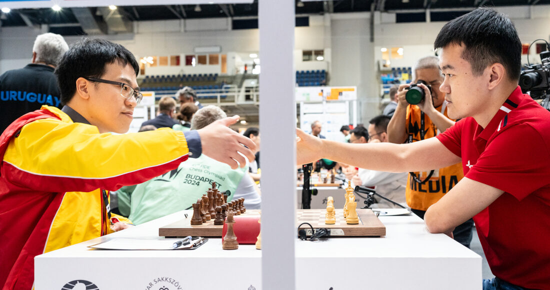 Lê Quang Liêm (trái) trong ván thắng Đinh Lập Nhân ở vòng sáu bảng Mở rộng Olympiad cờ vua tại Budapest, Hungary ngày 16/9/2024. Ảnh: FIDE