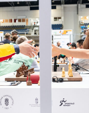 Lê Quang Liêm (trái) trong ván thắng Đinh Lập Nhân ở vòng sáu bảng Mở rộng Olympiad cờ vua tại Budapest, Hungary ngày 16/9/2024. Ảnh: FIDE