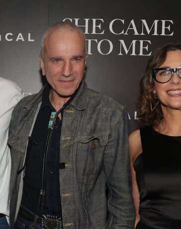 Daniel Day-Lewis (giữa) cùng vợ - Rebecca Miller (phải) và con trai Ronan Day-Lewis trong một sự kiện tháng 10/2023. Ảnh: Just Jared
